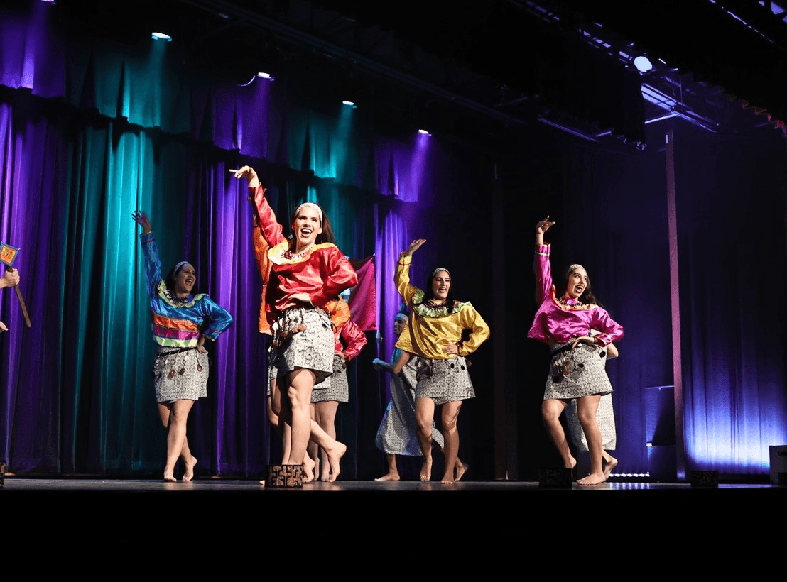 Peru Baila troupe performing on stage
