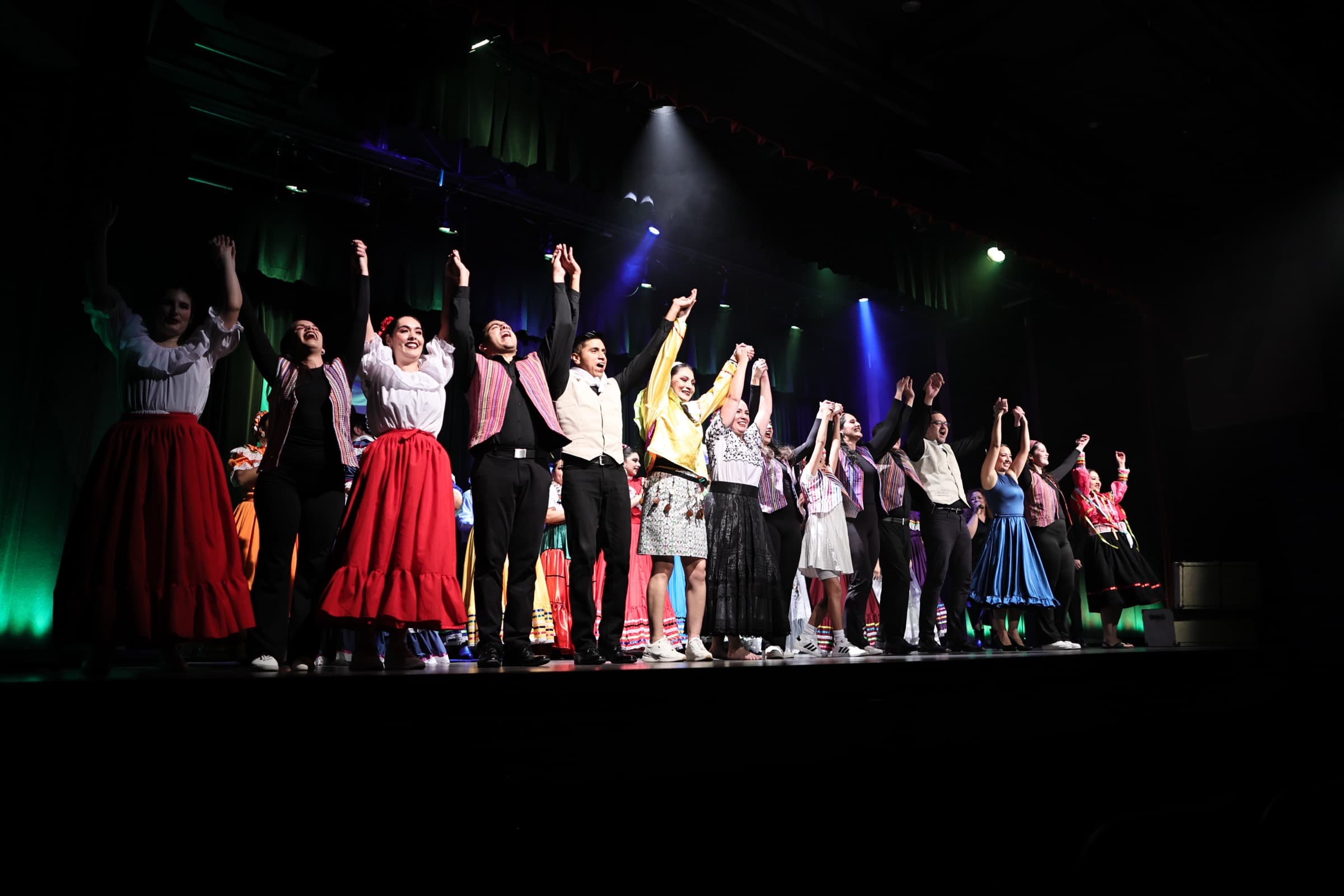 Peru Baila performance troupe taking a final bow on stage